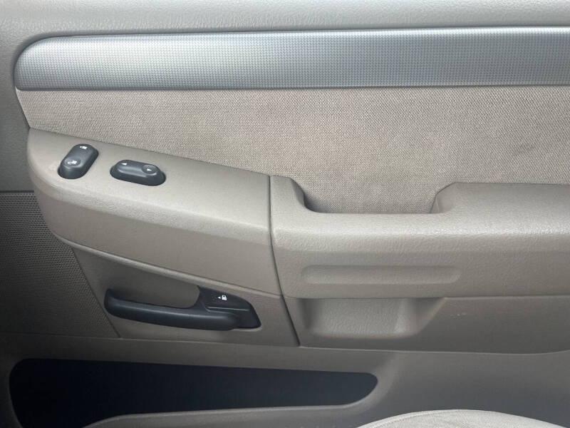 2004 Ford Explorer XLT - Photo 21