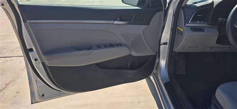 Hyundai Elantra SE 6AT 2018