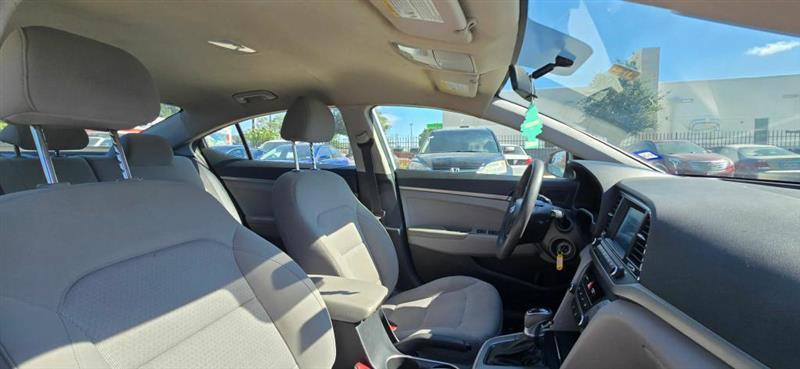 Hyundai Elantra SE 6AT 2018