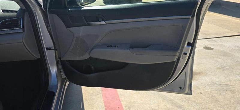 Hyundai Elantra SE 6AT 2018