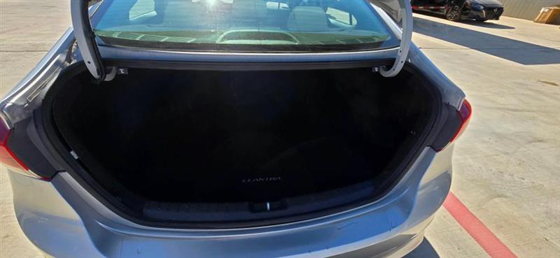 Hyundai Elantra SE 6AT 2018