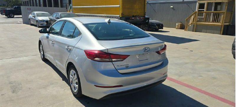Hyundai Elantra SE 6AT 2018