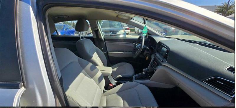 Hyundai Elantra SE 6AT 2018