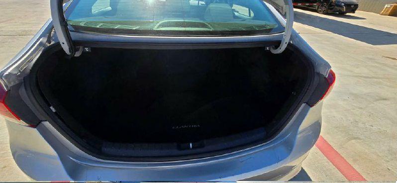 Hyundai Elantra SE 6AT 2018