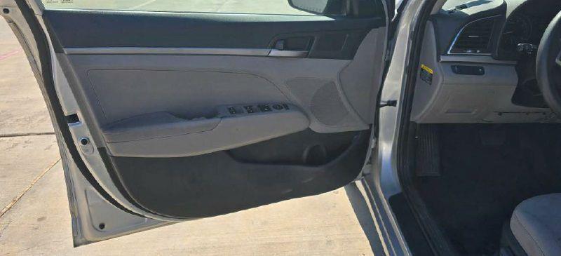 Hyundai Elantra SE 6AT 2018