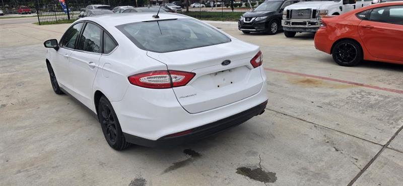 Ford Fusion S 2016