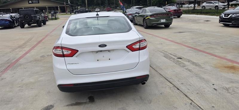 Ford Fusion S 2016