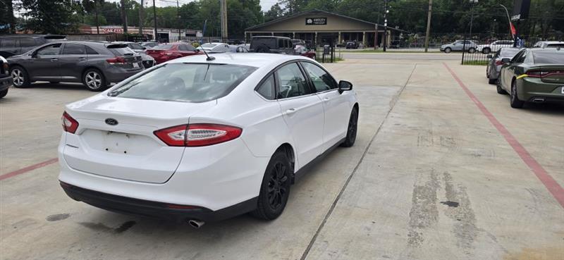 Ford Fusion S 2016