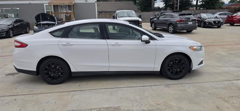 Ford Fusion S 2016