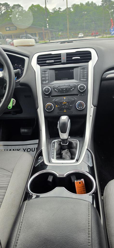 Ford Fusion S 2016