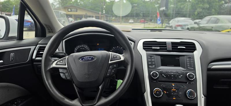 Ford Fusion S 2016