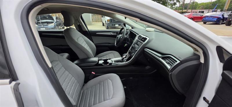 Ford Fusion S 2016