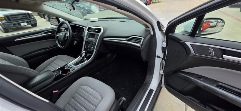 Ford Fusion S 2016