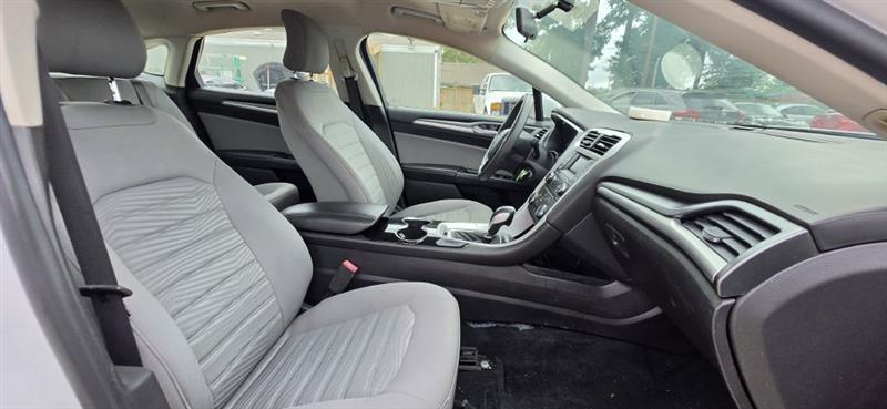 Ford Fusion S 2016