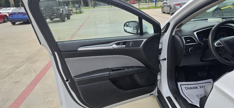 Ford Fusion S 2016