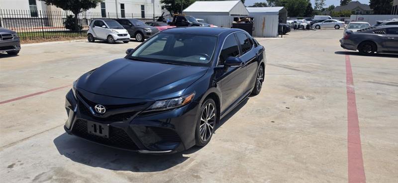 Toyota Camry SE 2020