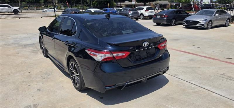 Toyota Camry SE 2020