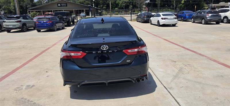 Toyota Camry SE 2020