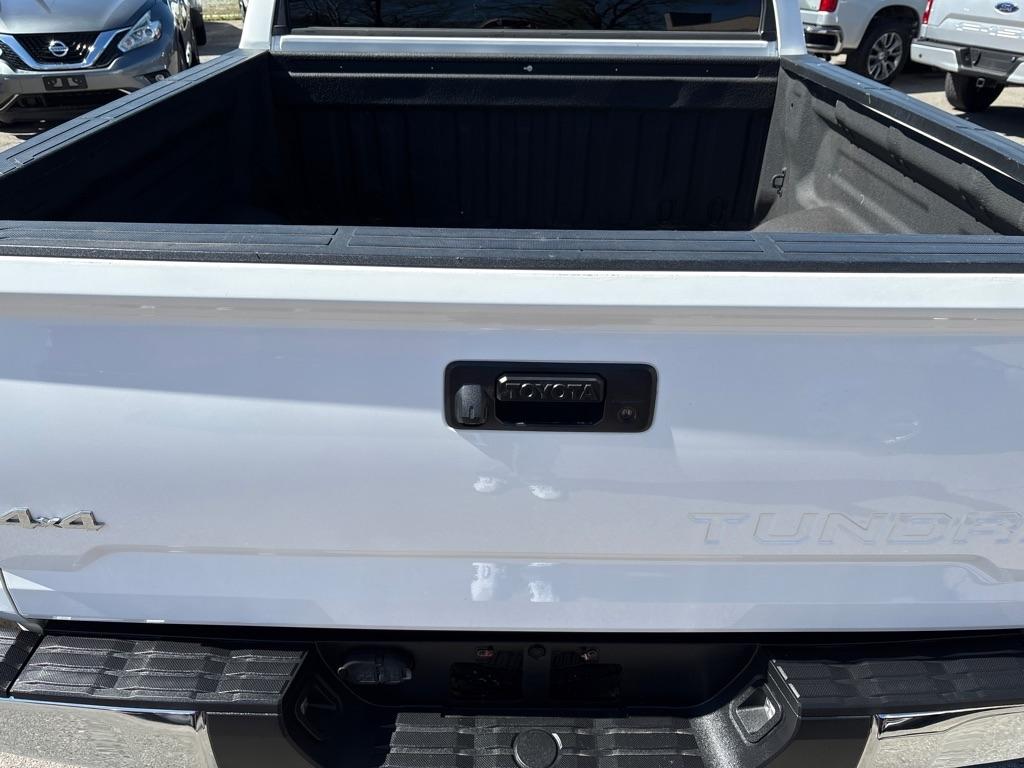 Toyota Tundra 4WD Truck CrewMax 5.7L V8 6-Spd AT SR5 (Natl) 2016