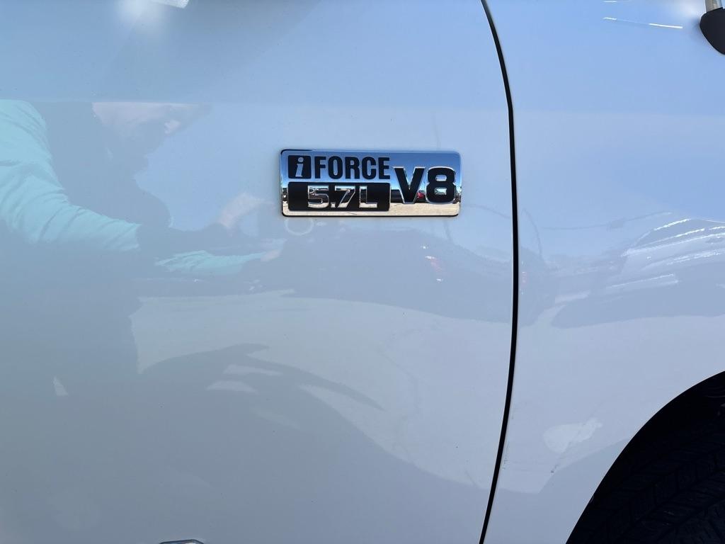 Toyota Tundra 4WD Truck CrewMax 5.7L V8 6-Spd AT SR5 (Natl) 2016