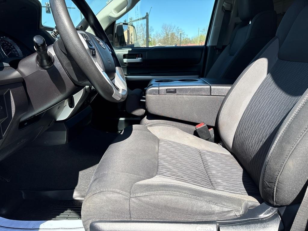 Toyota Tundra 4WD Truck CrewMax 5.7L V8 6-Spd AT SR5 (Natl) 2016