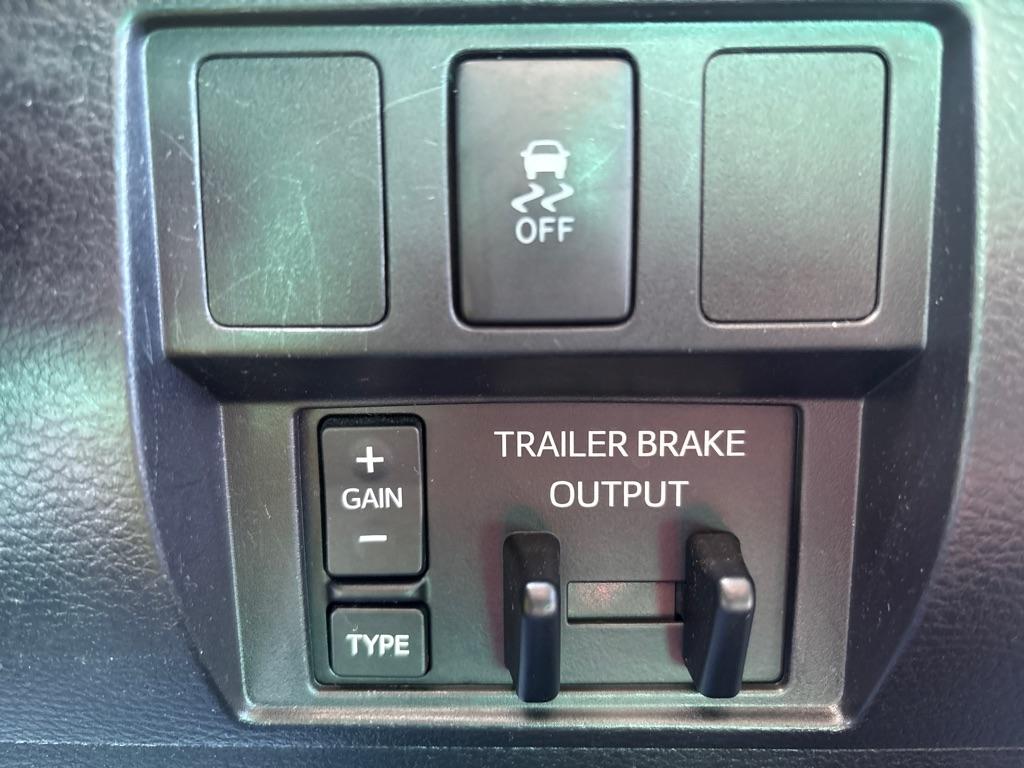 Toyota Tundra 4WD Truck CrewMax 5.7L V8 6-Spd AT SR5 (Natl) 2016