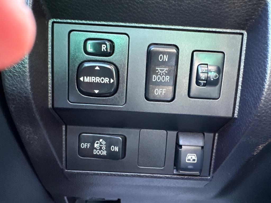 Toyota Tundra 4WD Truck CrewMax 5.7L V8 6-Spd AT SR5 (Natl) 2016