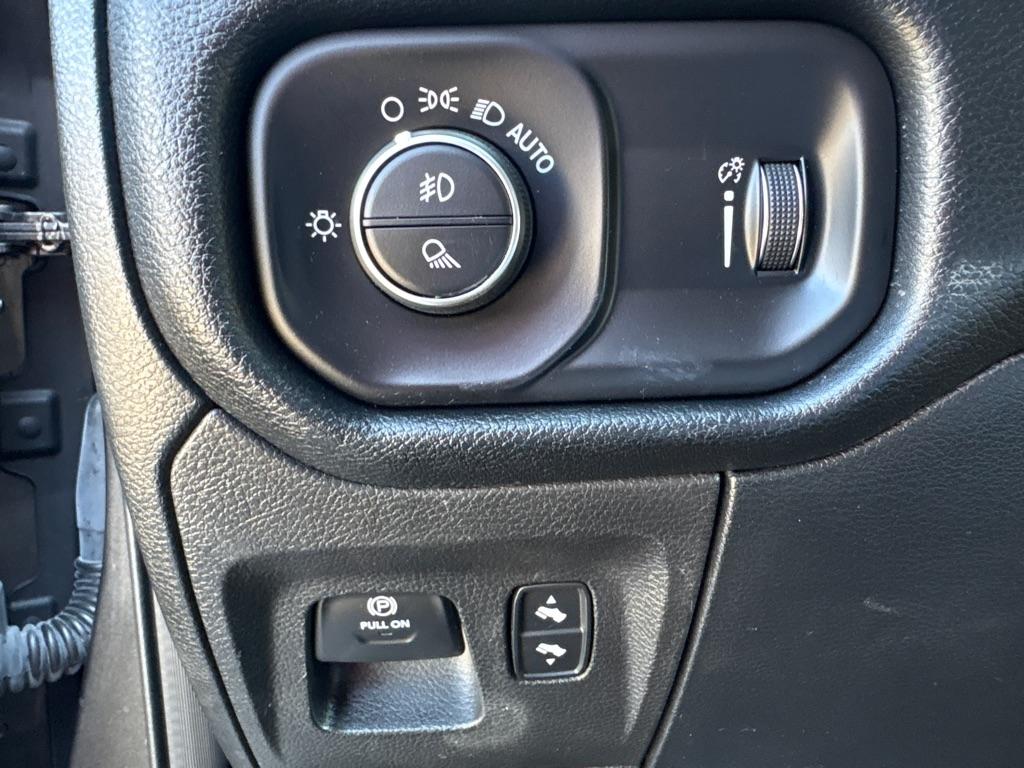RAM 1500 Big Horn 4x4 Crew Cab 5'7" Box 2021