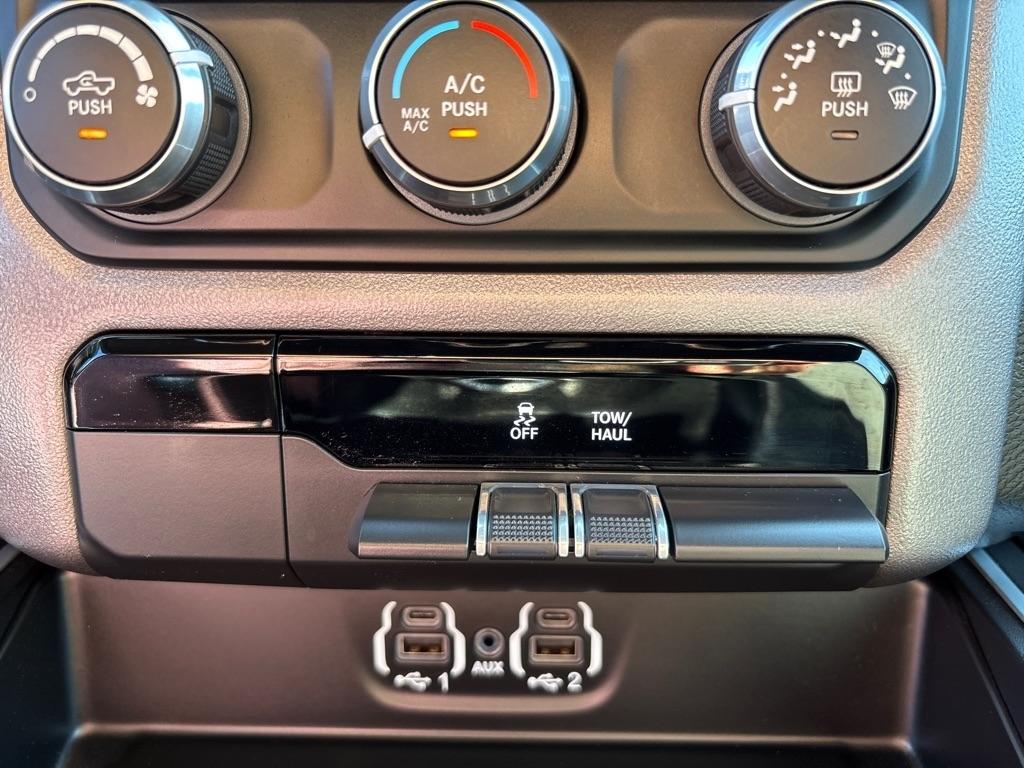 RAM 1500 Big Horn 4x4 Crew Cab 5'7" Box 2021