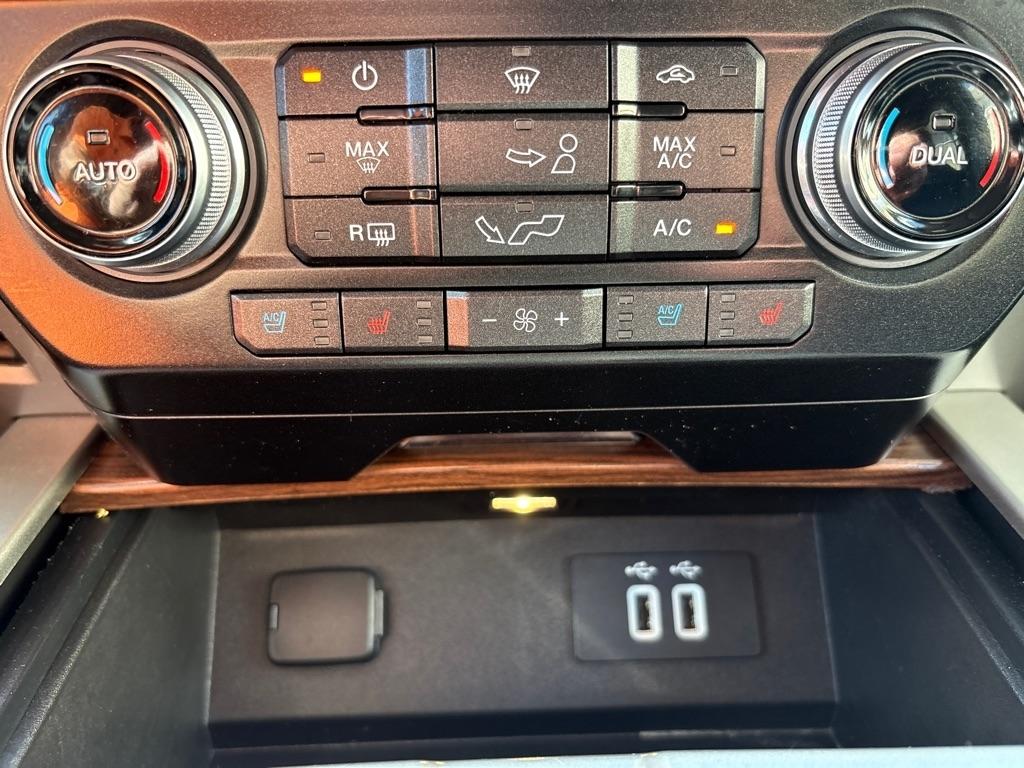 Ford F-150 4WD SuperCrew 145" Lariat 2016