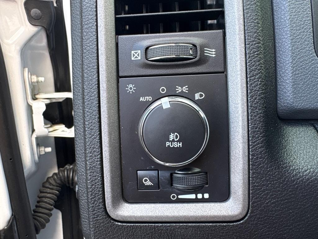 RAM 1500 2WD Quad Cab 140.5" Express 2015