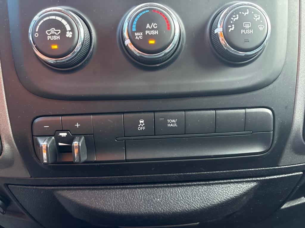 RAM 1500 2WD Quad Cab 140.5" Express 2015