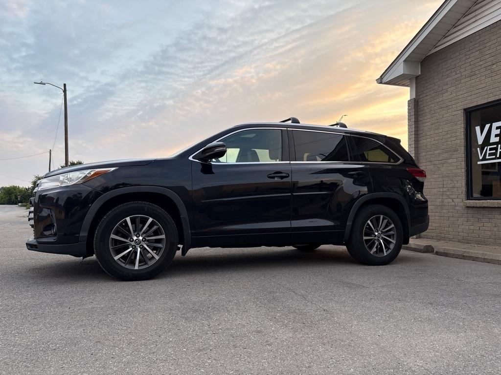2017 Highlander photo 2