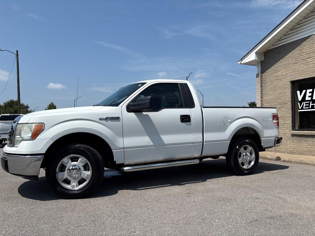 Ford F-150 2WD Reg Cab 145" XLT w/Mid-Box Prep 2010