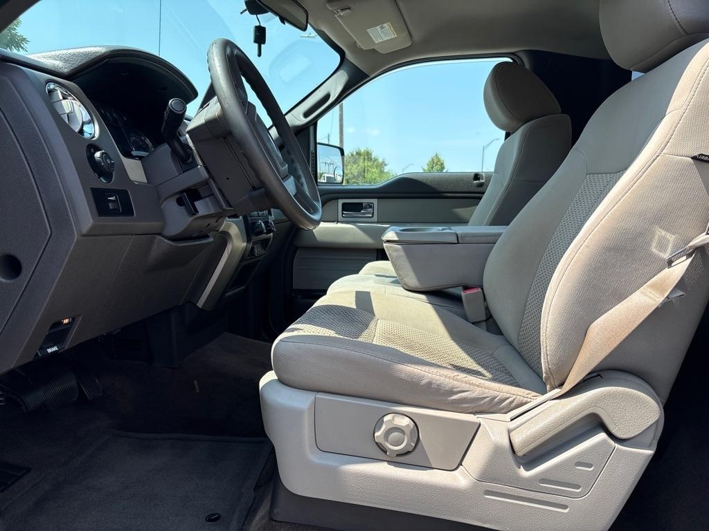 Ford F-150 2WD Reg Cab 145" XLT w/Mid-Box Prep 2010