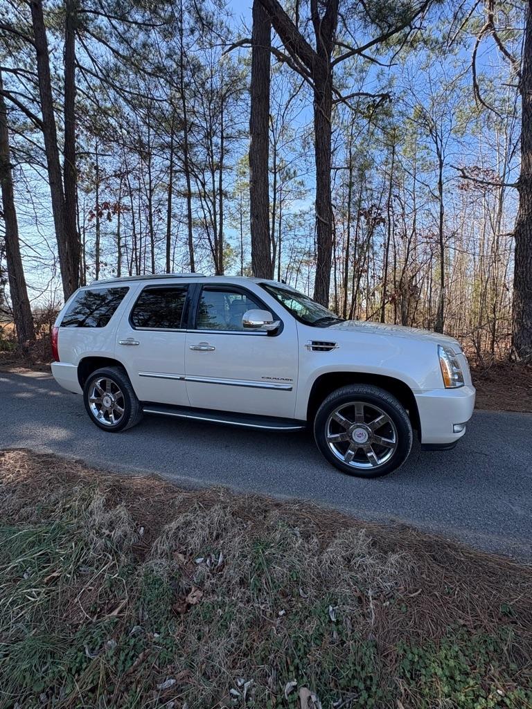 Cadillac Escalade AWD 4dr Luxury 2011