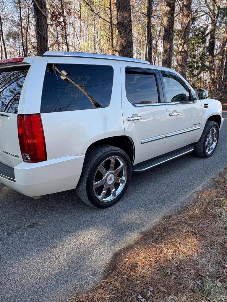 Cadillac Escalade AWD 4dr Luxury 2011