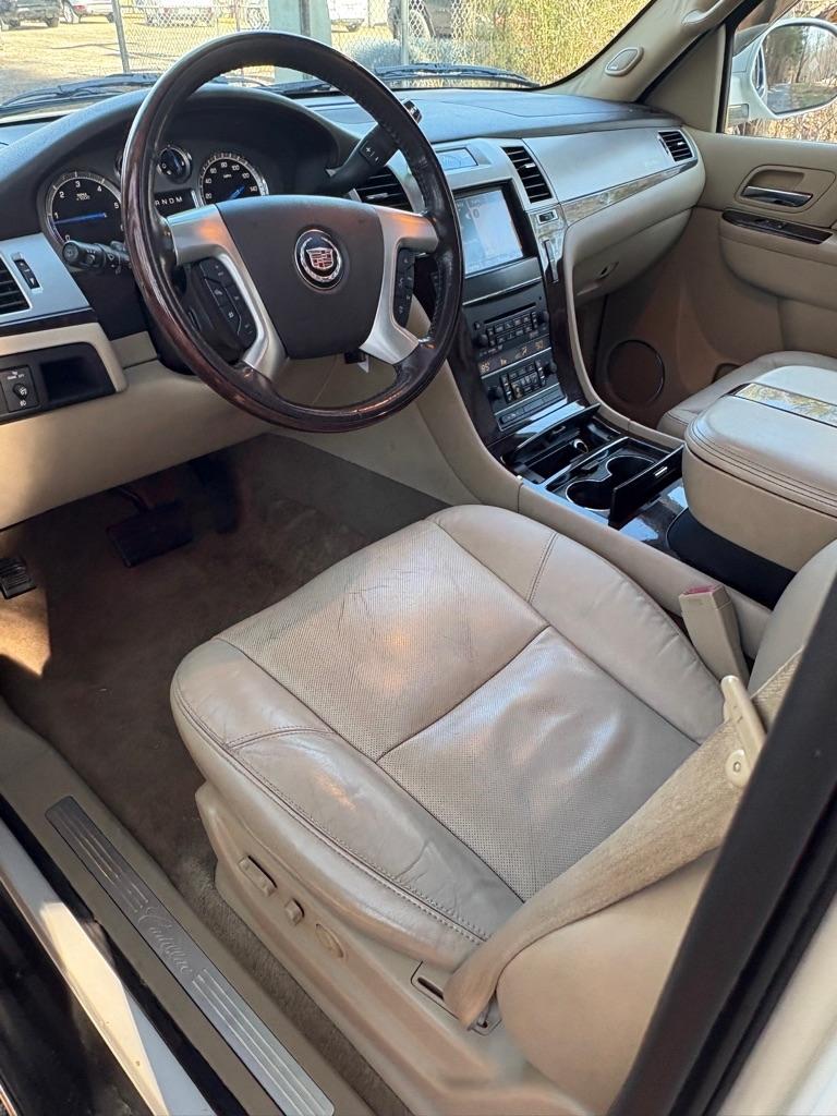 Cadillac Escalade AWD 4dr Luxury 2011
