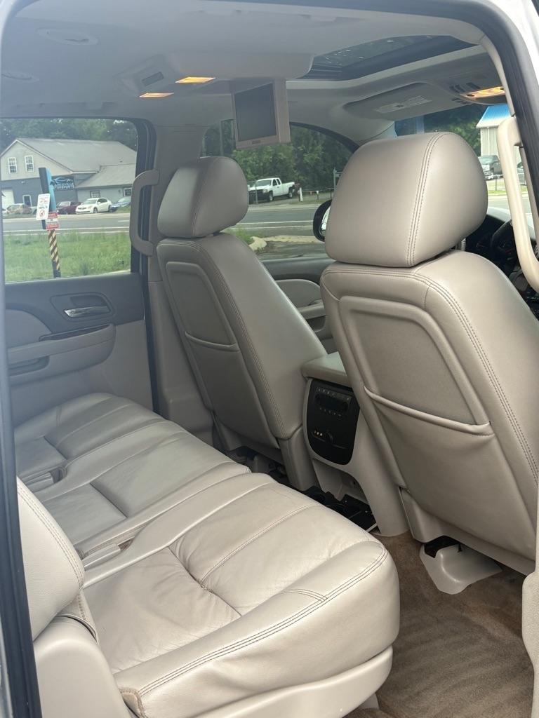Chevrolet Suburban 2WD 4dr 1500 LT 2012