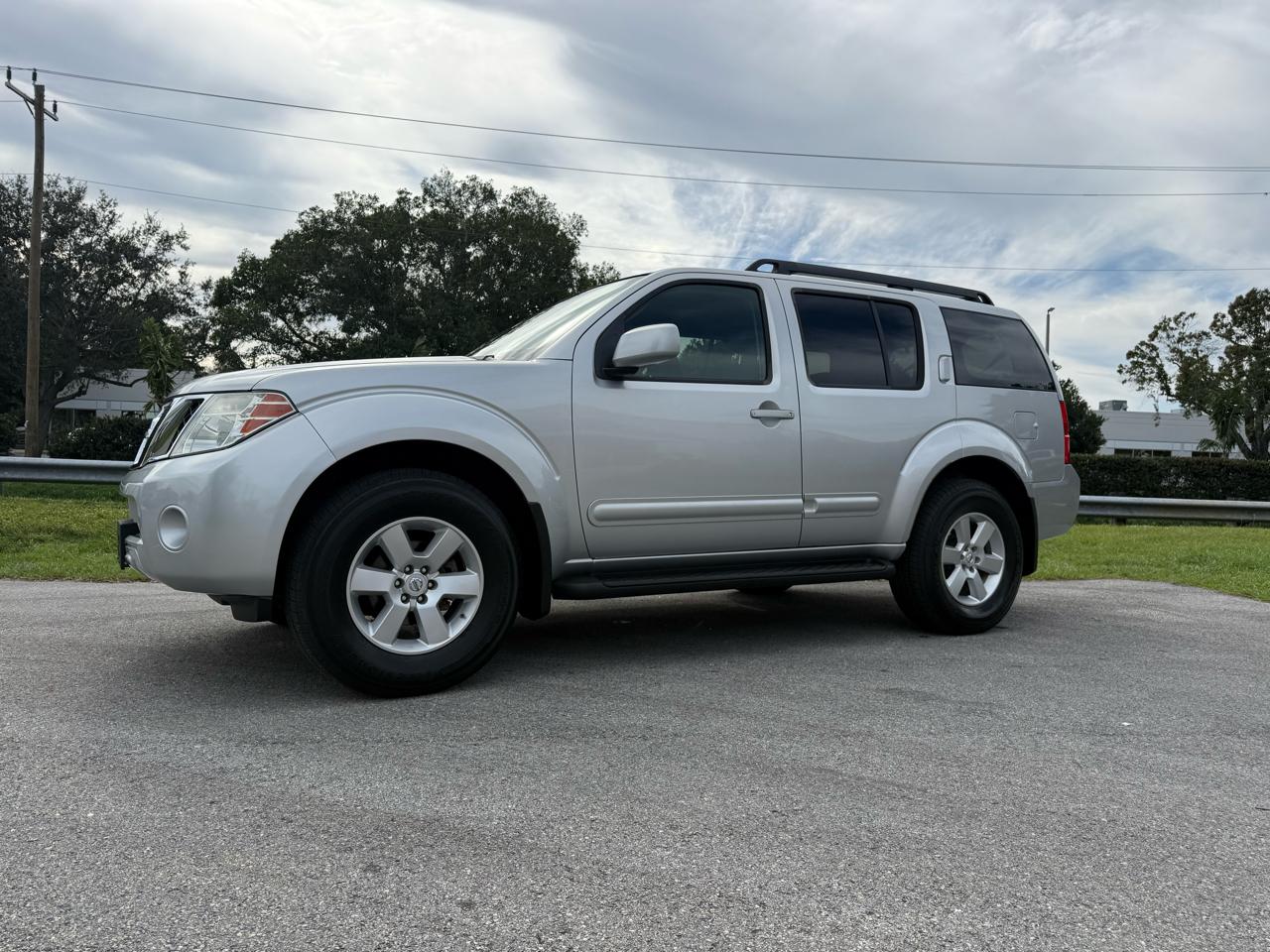 Nissan Pathfinder LE 4WD 2010