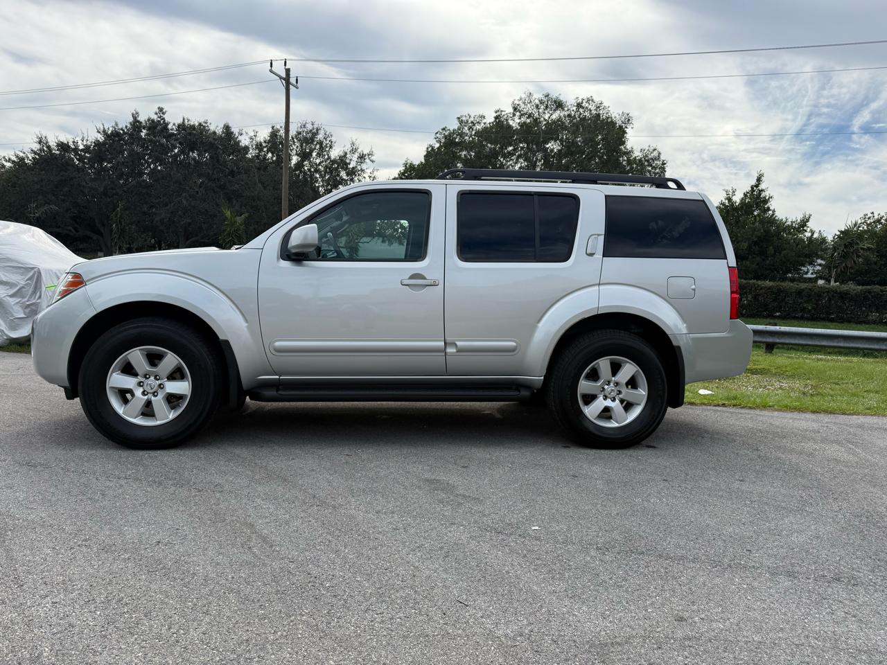 Nissan Pathfinder LE 4WD 2010