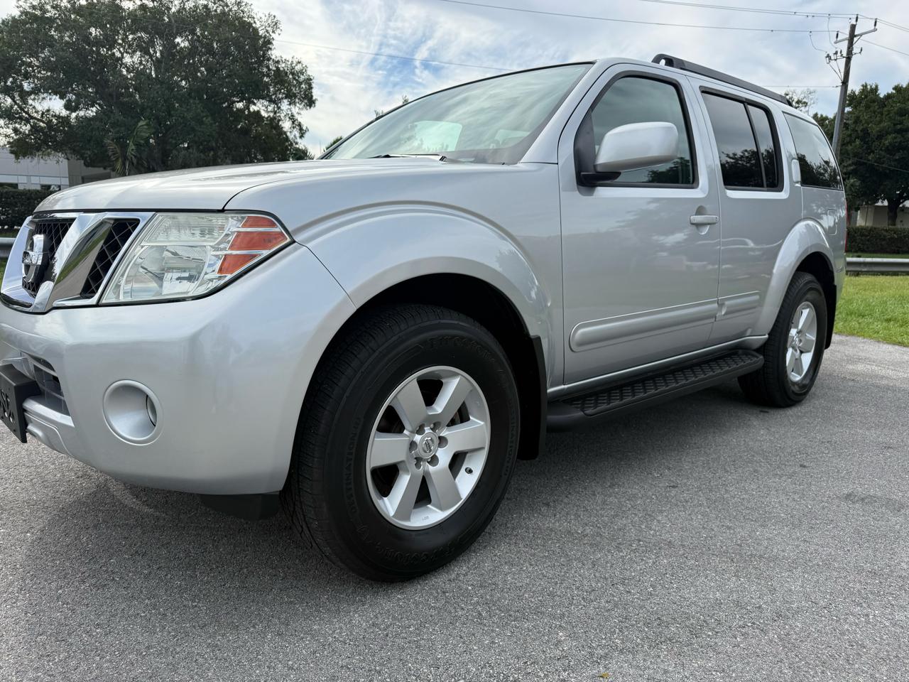 Nissan Pathfinder LE 4WD 2010