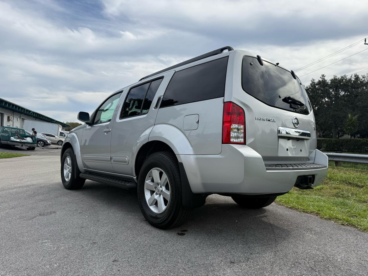 Nissan Pathfinder LE 4WD 2010