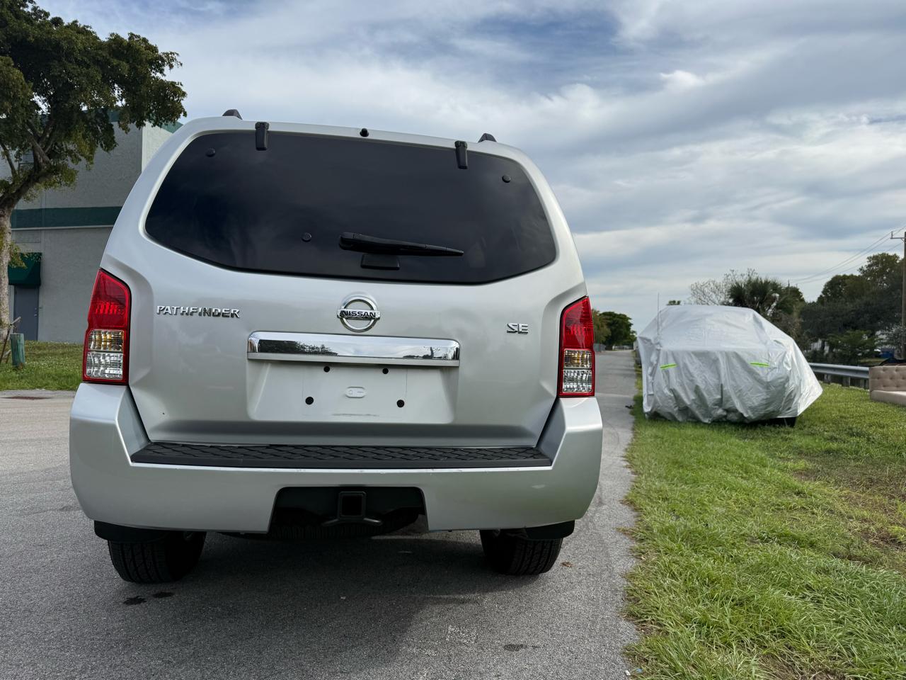 Nissan Pathfinder LE 4WD 2010