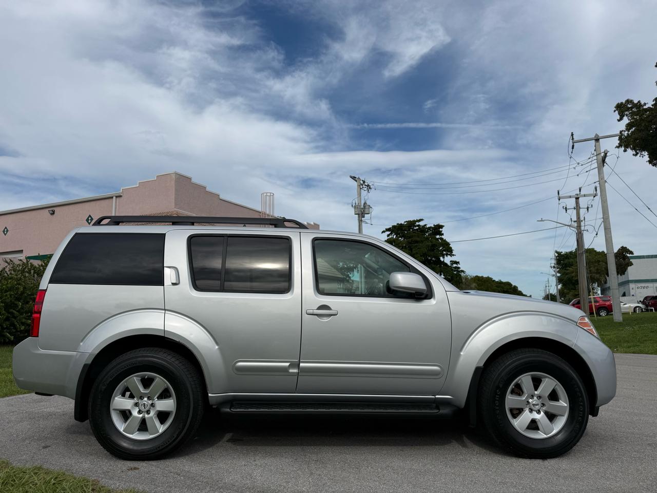Nissan Pathfinder LE 4WD 2010