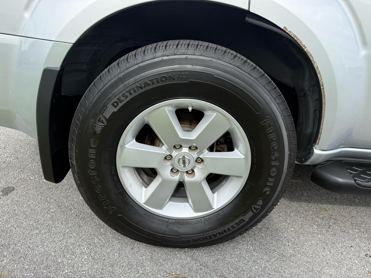 Nissan Pathfinder LE 4WD 2010