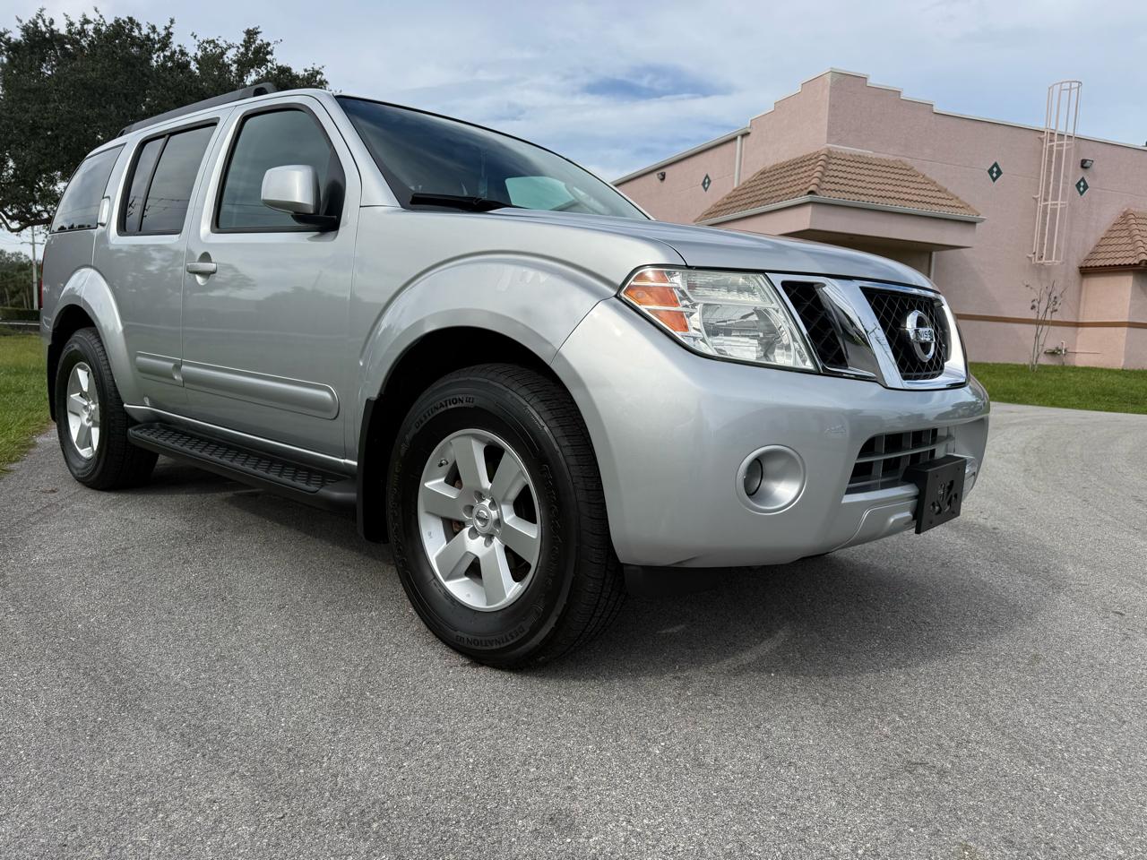 Nissan Pathfinder LE 4WD 2010