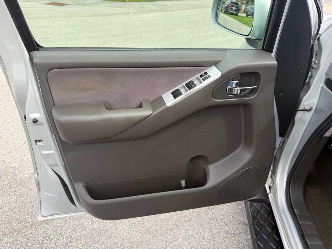 Nissan Pathfinder LE 4WD 2010