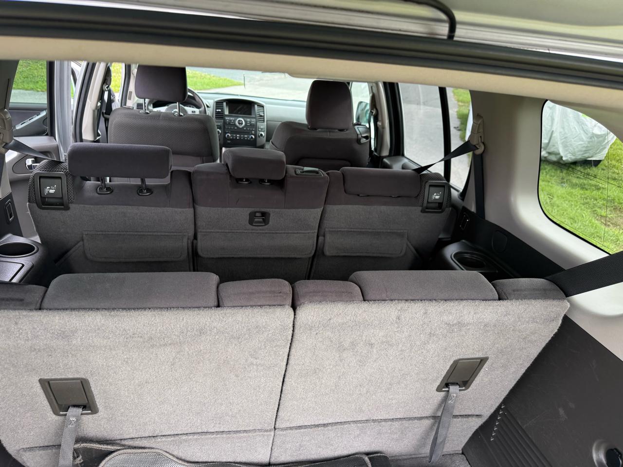 Nissan Pathfinder LE 4WD 2010