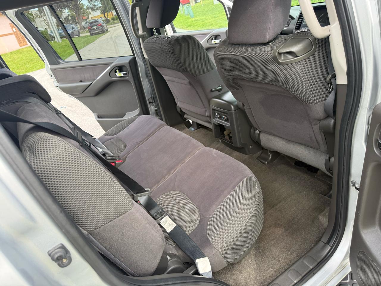 Nissan Pathfinder LE 4WD 2010